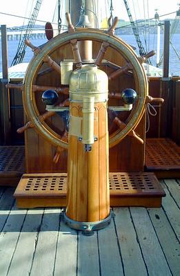 Gouvernail de bateau symbolisant la navigation sécurisée dans Kubernetes